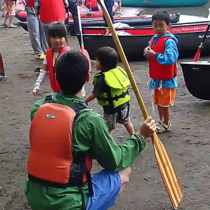 子供たちと一緒に川遊びやカヌーを体験